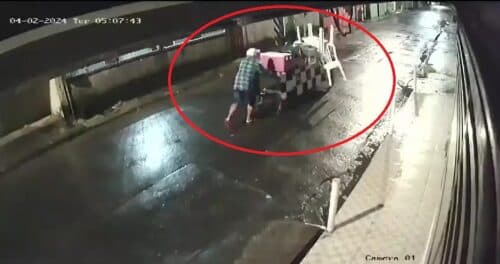 VÍDEO: Carro desgovernado atropela vendedor de café da manhã, em Manaus