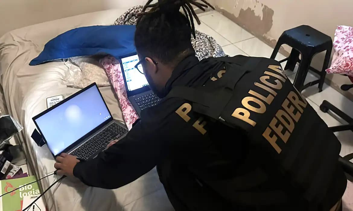 PF prende homem por armazenar mais de mil imagens de abuso sexual infantil, no RJ