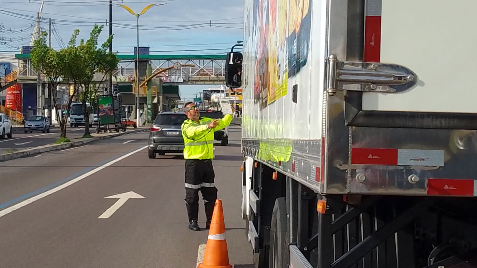 Fiscalização: 53 veículos pesados são autuados em zona máxima de restrição, em Manaus