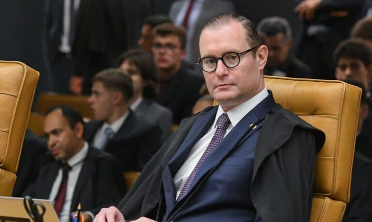 Zanin atende pedido do governo e suspende desoneração da folha