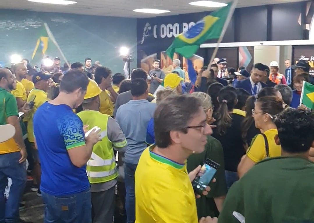 Vídeo: Confusão em aeroporto antecede a chegada de Bolsonaro em Manaus