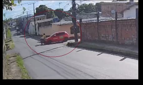 Acidente de trânsito: casal em moto é arremessado ao ser atingido por carro em Manaus