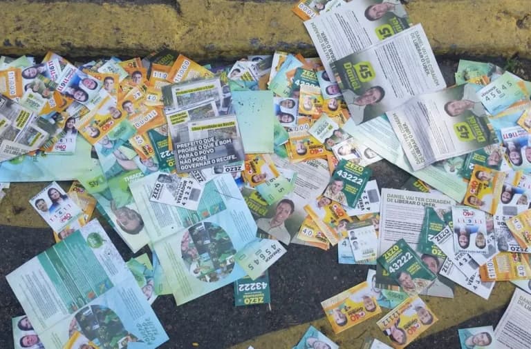 Santinhos jogados em casas estão entre as denúncias de propaganda irregular no AM