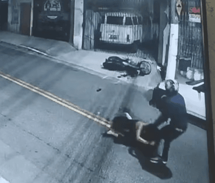 VÍDEO: Mulher é agredida e arrastada durante assalto em SP