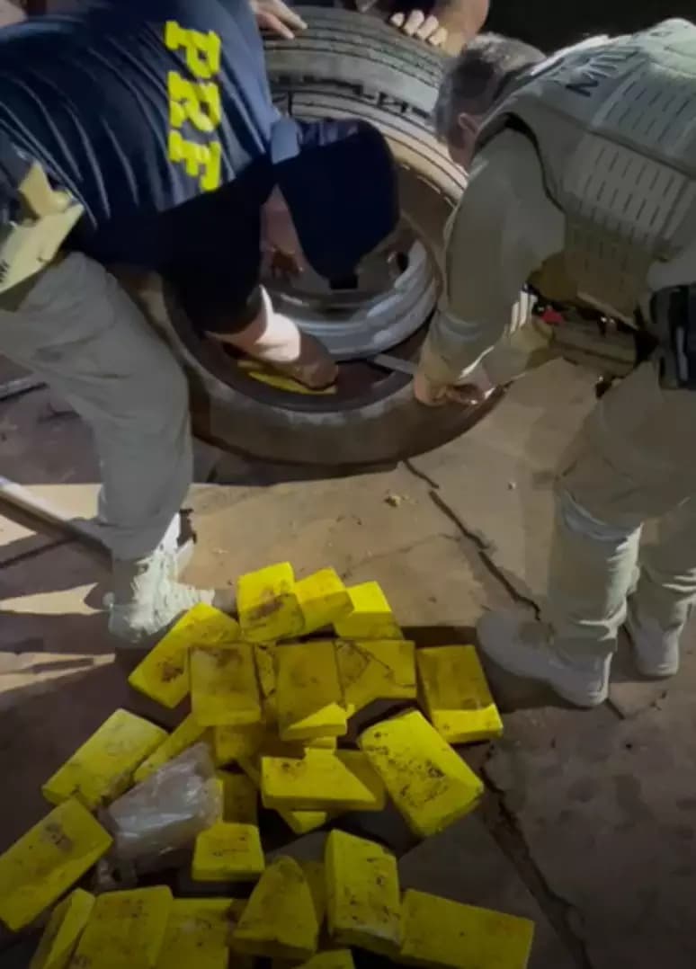 Carreta de doações para o RS é apreendida com 52kg de cocaína e crack, em SC