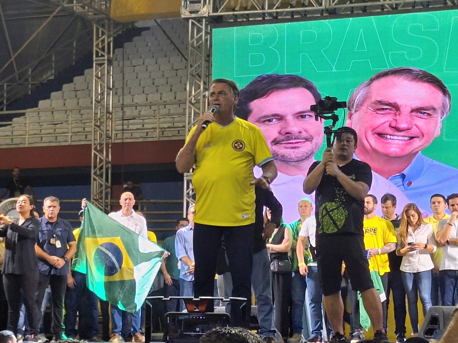 Bolsonaro chama Capitão Alberto Neto de &#8220;amigo&#8221; e diz que plantou a semente da direita no Amazonas