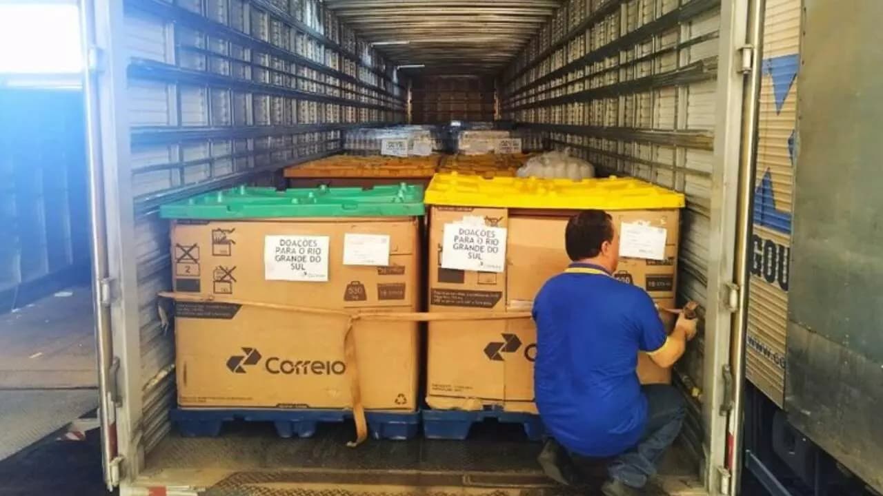 Correios suspendem recebimento de roupas doadas ao RS; entenda