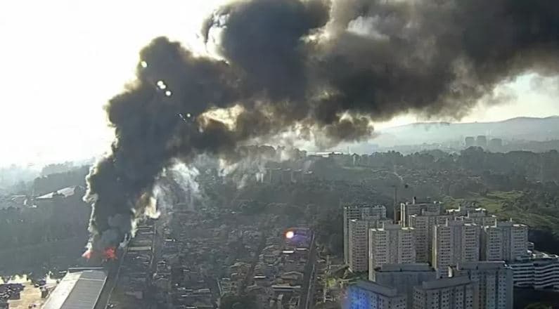 VÍDEO: Incêndio de grandes proporções atinge galpão de recicláveis, em SP