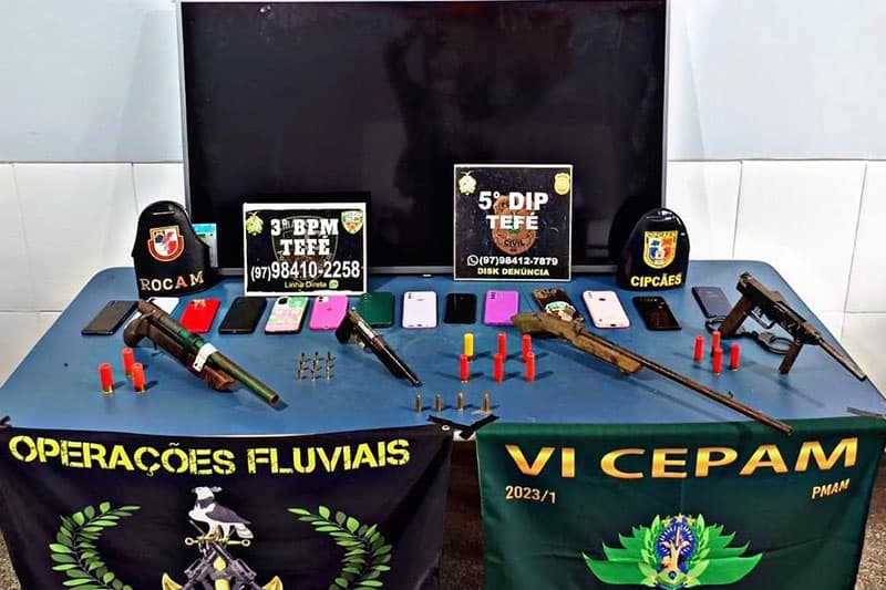 Doze homens são presos por porte ilegal de arma de fogo e tráfico de drogas, em Tefé