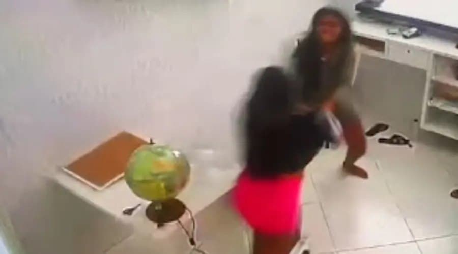 VÍDEO: Mulher invade loja e ataca vendedora com facadas, na Bahia