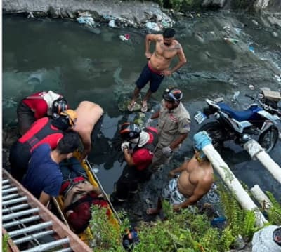 Motociclista é resgatado pelos Bombeiros após cair em igarapé no bairro Petrópolis