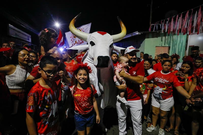 Tradicional Ladainha do Boi Garantido atrai multidão no dia de São João em Parintins
