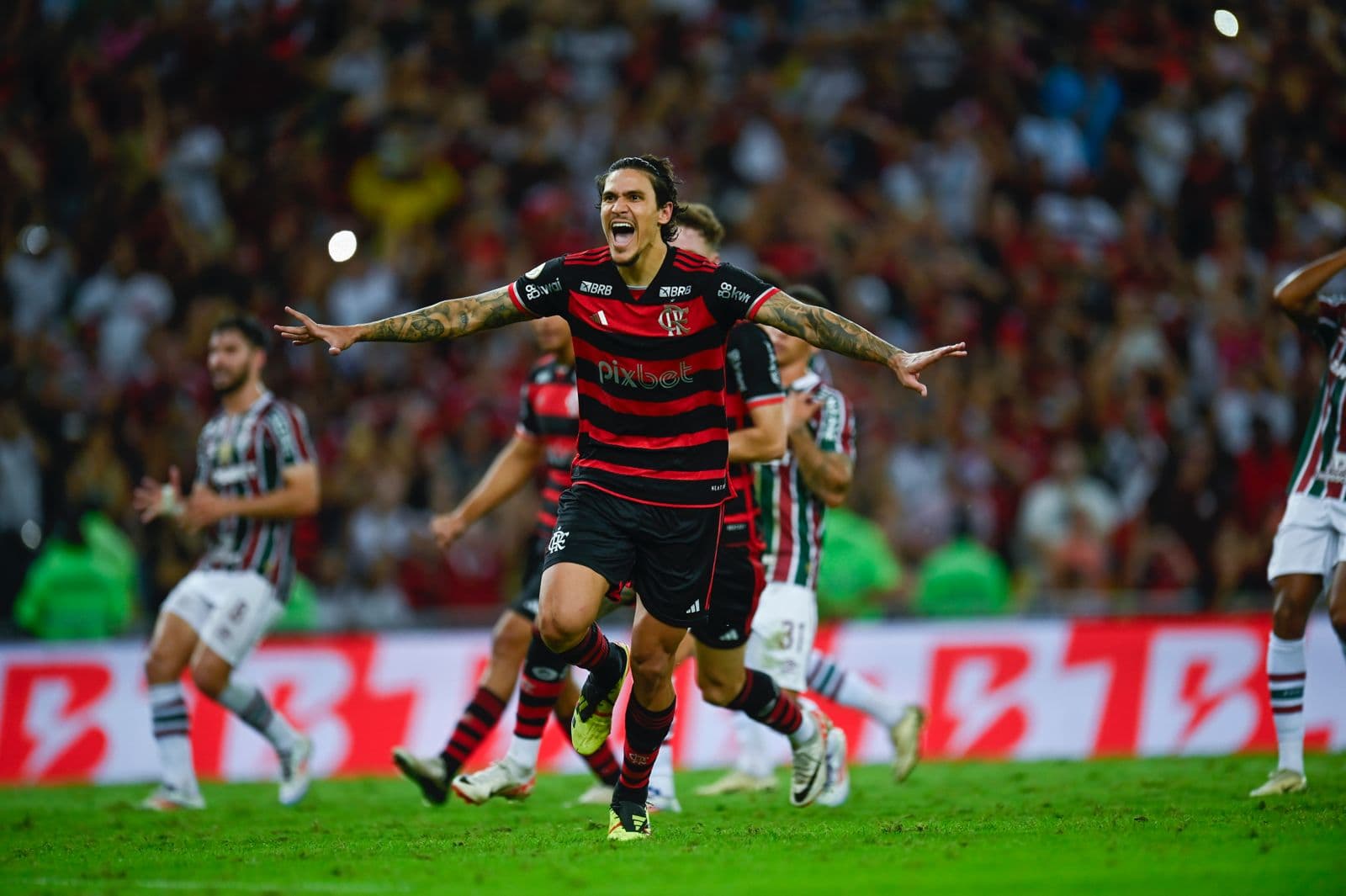 Flamengo domina Flu, vence clássico e se consolida na liderança do Brasileirão