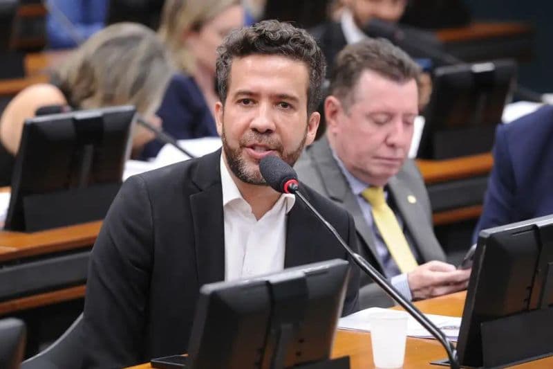 STF forma maioria para tornar André Janones réu por postagens contra Bolsonaro