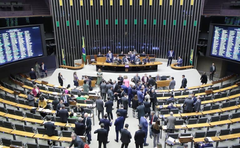 PL do Aborto: Número de assinaturas em apoio ao projeto cresce na Câmara; confira