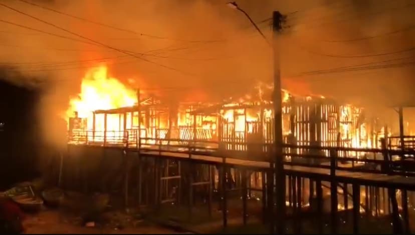 Vídeos: Casas são destruídas após incêndio em Nhamundá, no AM