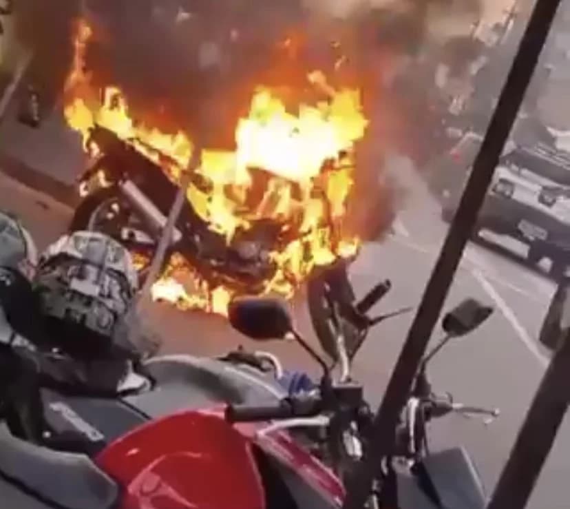 VÍDEO: Moto pega fogo no Manôa