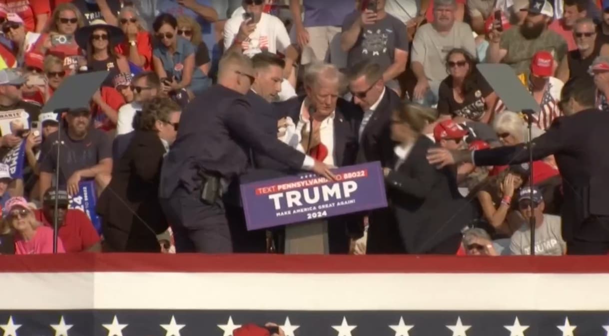 Trump é retirado de comício com sangue no rosto após ouvir barulhos de tiro
