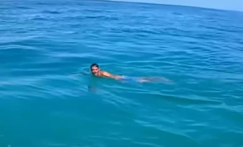 Homem pula no mar para não passar senha do celular para namorada e policiais nos EUA