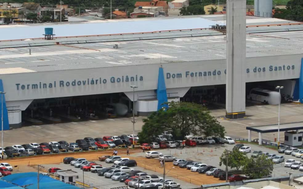 Motorista de ônibus é preso após ‘passar a mão’ em adolescente durante viagem em GO