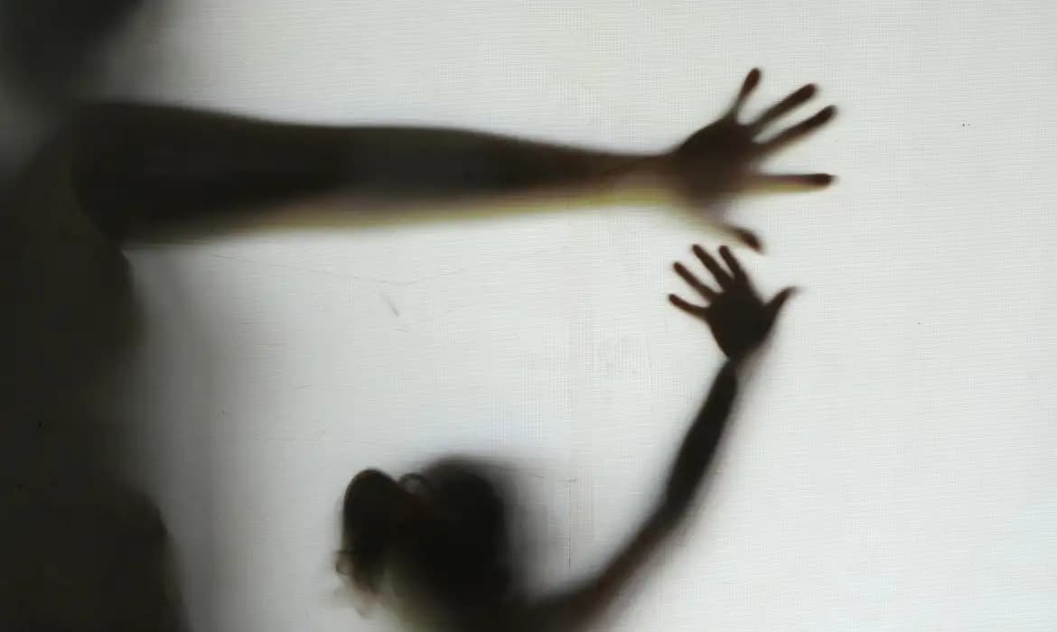 No Paraná, criança denuncia padrasto por estupro após entender abusos em aula sobre educação sexual