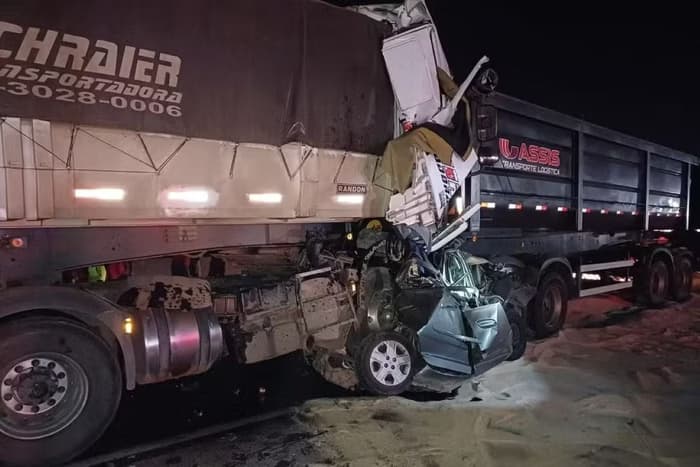 Vídeo: tragédia na BR-116: seis pessoas morrem em acidente entre duas carretas e um carro no Paraná