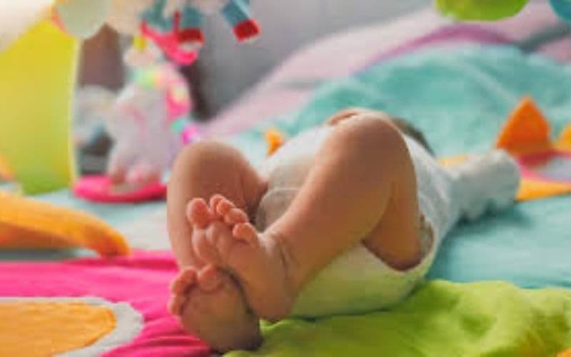 Mãe encontra bebê  trancada em creche após funcionários fecharem antes do previsto
