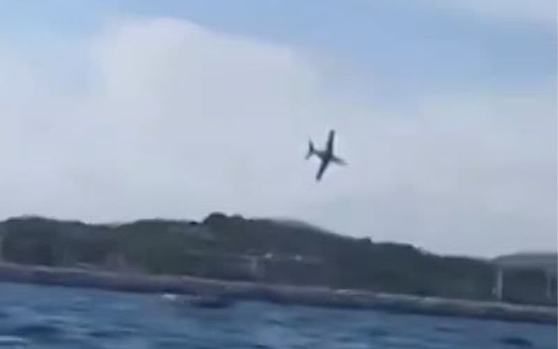 VÍDEO: Avião cai no mar durante apresentação na França; piloto está desaparecido