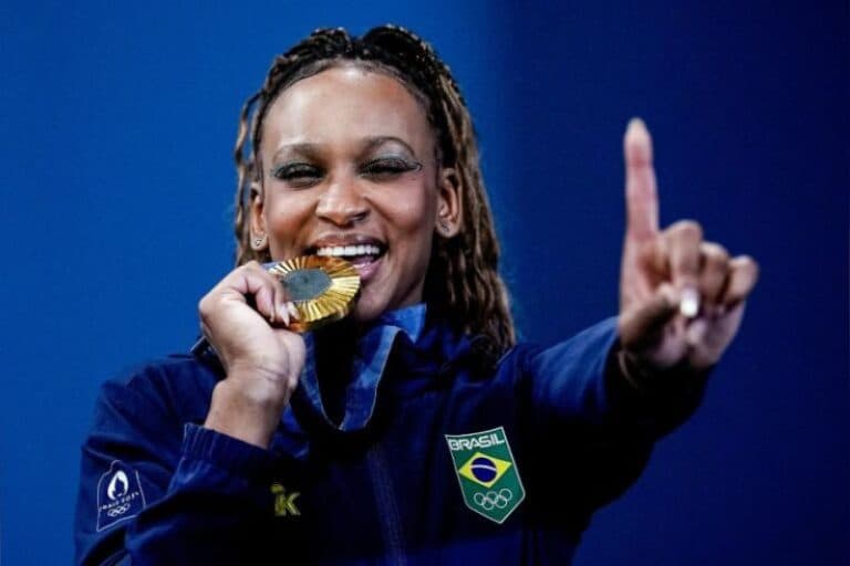 Rebeca Andrade conquista ouro no salto e é tricampeã mundial