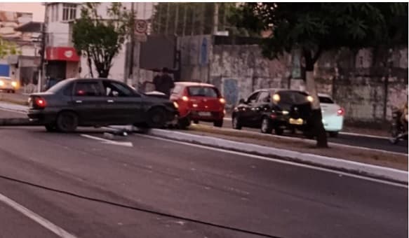 Motorista perde o controle do carro e derruba poste em Manaus