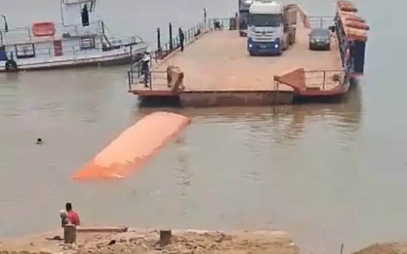 VÍDEO: Caminhão cai de balsa durante travessia e afunda no rio Madeira em Humaitá