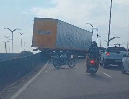 VÍDEOS: caminhão fica atravessado e causa lentidão no trânsito no Viaduto do Coroado