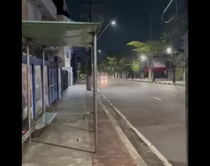 VÍDEO: motociclista e passageiro morrem após colisão com poste em Manaus