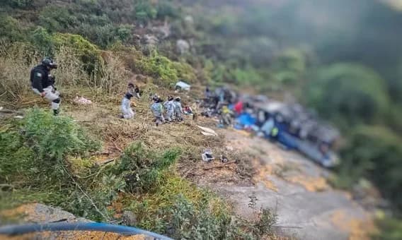 Acidente entre ônibus e caminhão deixa 19 mortos e 6 feridos no México