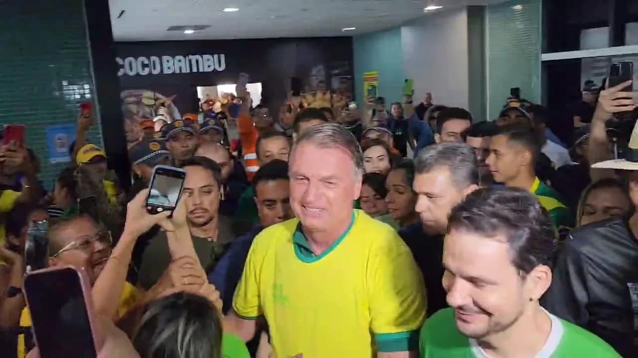 Com gritos de &#8220;mito&#8221;, Bolsonaro é recepcionado no aeroporto de Manaus