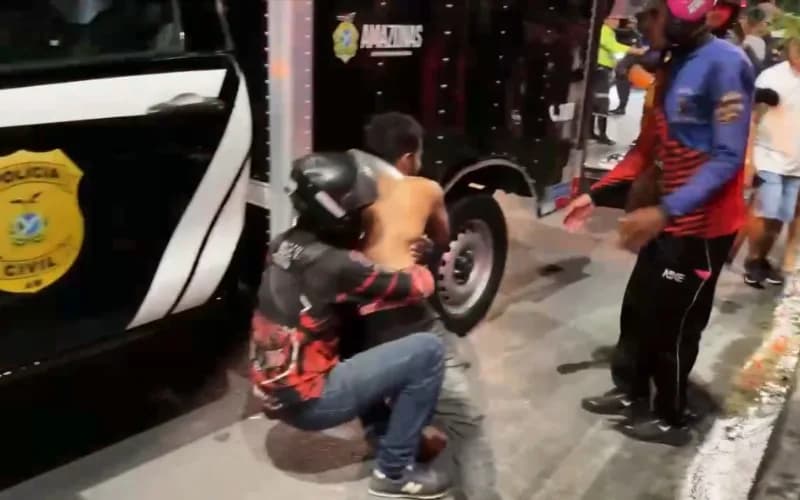 VÍDEO: Homem se desespera ao ver namorada morta em acidente de trânsito na Cidade Nova