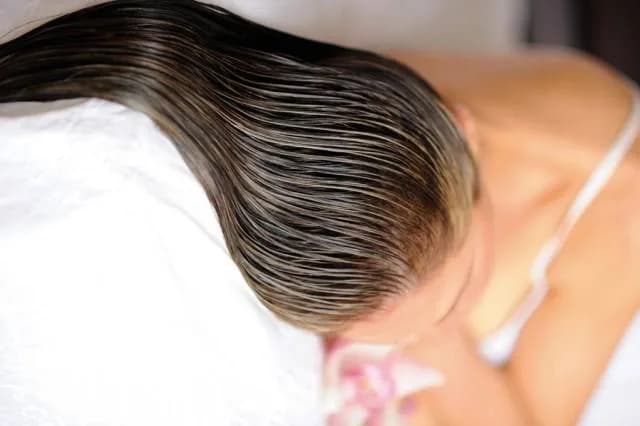 Especialista alerta para os riscos de dormir com o cabelo molhado