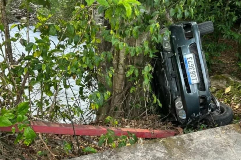 VÍDEO: Carro capota e quase despenca em igarapé no Dom Pedro, em Manaus