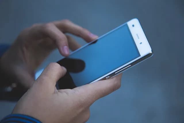 Lula sanciona lei que proíbe celulares nas escolas: Tire suas dúvidas