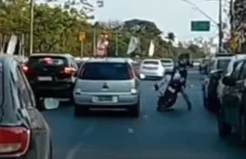 VÍDEO: Motociclista tenta quebrar retrovisor após fechada, se desequilibra e cai na rua