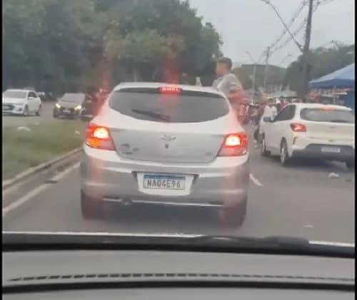 VÍDEO: homem se exibe com parte do corpo para fora de carro no &#8216;Calçadão&#8217; de Manaus