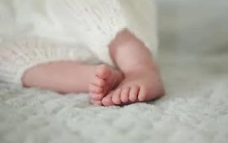 Homem tenta agredir a esposa durante discussão e acaba esfaqueando a filha de 9 meses