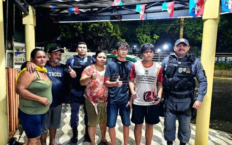 Policiais militares resgatam adolescentes perdidos em área de mata em Parintins