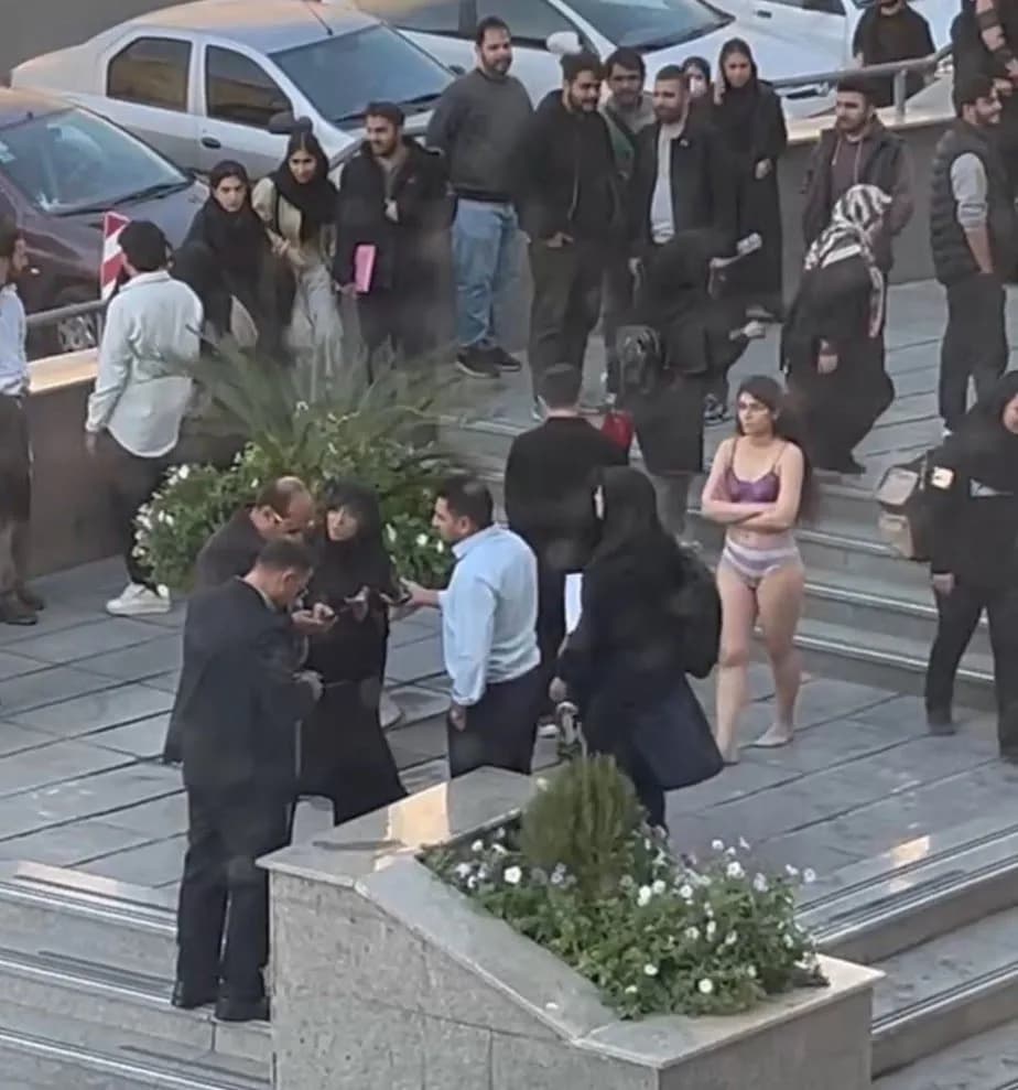 Jovem iraniana é presa após se despir publicamente em sinal de protesto