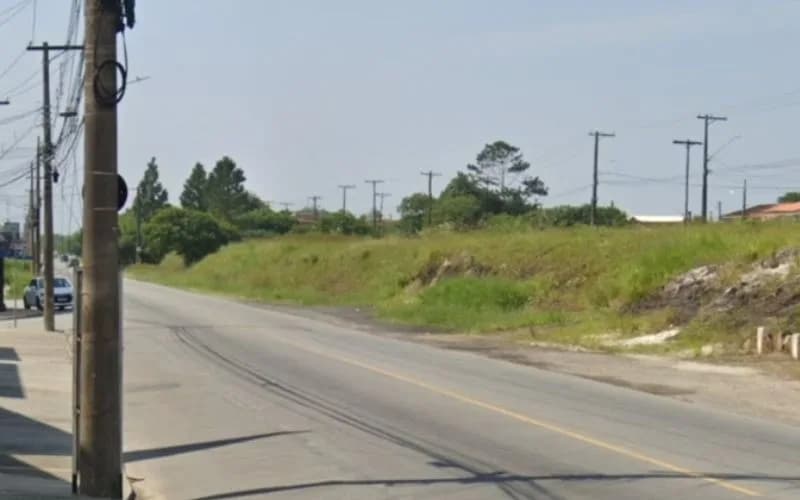 Mulher pula de carro durante briga com o marido e morre atropelada por ônibus