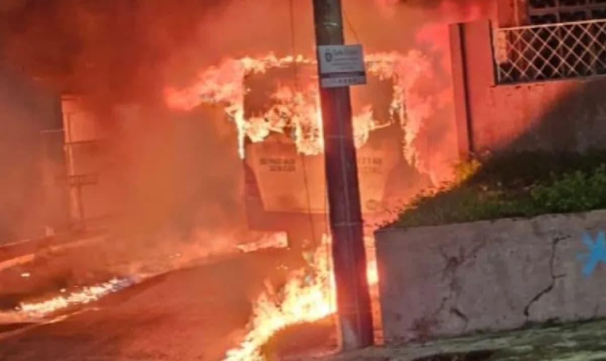 Ônibus fica destruído ao pegar fogo em Manaus