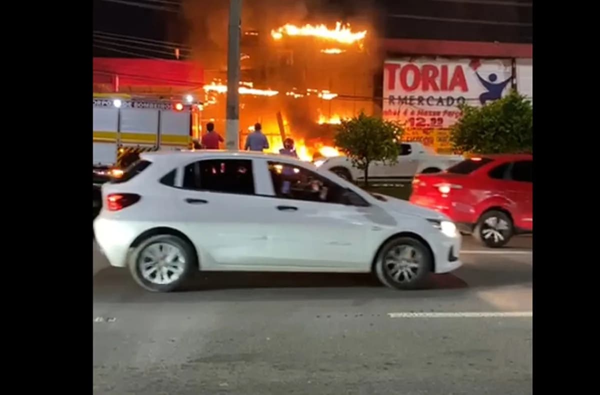 VÍDEO: Incêndio atinge Supermercado Vitória e assusta motoristas em Manaus