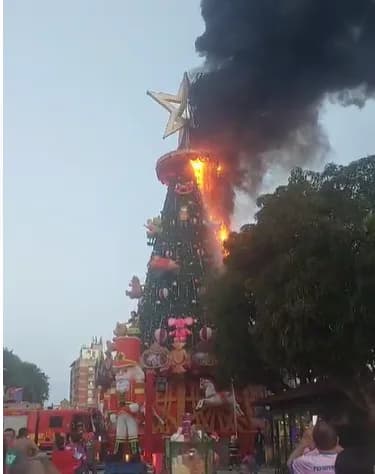 Árvore de Natal do Largo de São Sebastião pega fogo nesta quinta-feira (19)