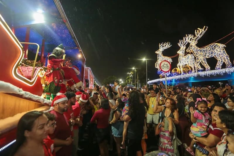 ‘Caravana Natalina’ espalha alegria do Natal pelas ruas de Manaus