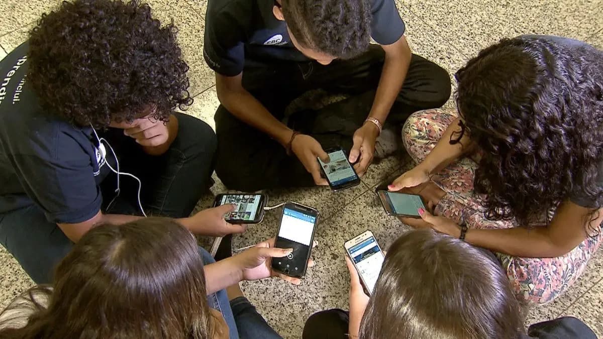 Senado aprova projeto que proíbe celulares nas escolas; texto vai à sanção